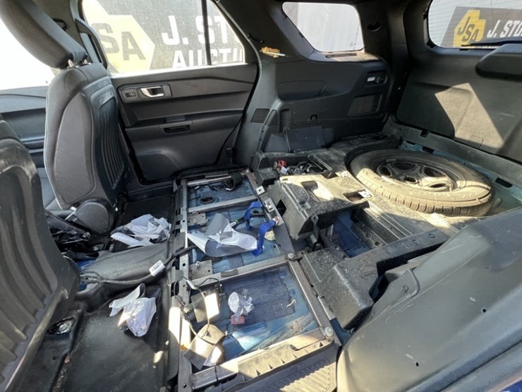 2020-ford-explorer-image-21