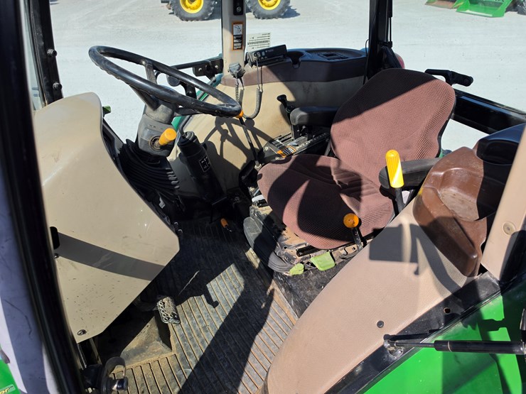 2011-john-deere-6140d-image-6
