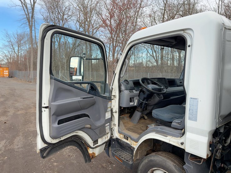 2014-mitsubishi-fuso-fe160-image-16