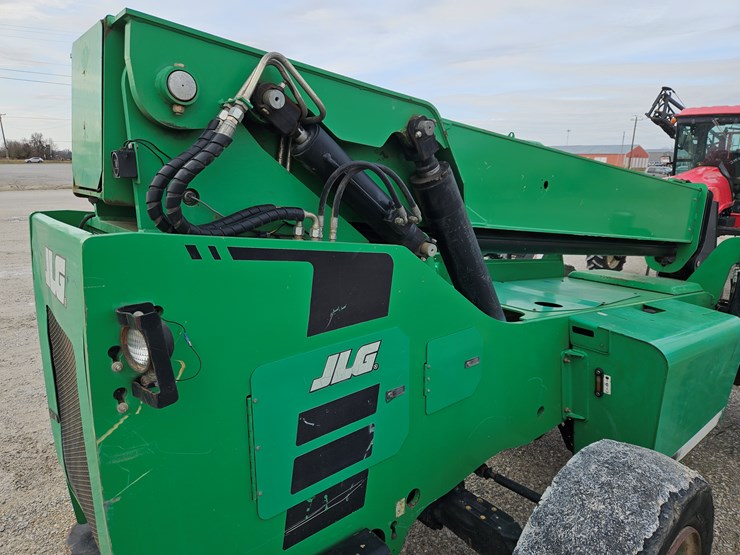 2016-jlg-8042-image-16