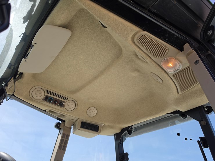 2022-john-deere-6135e-image-12