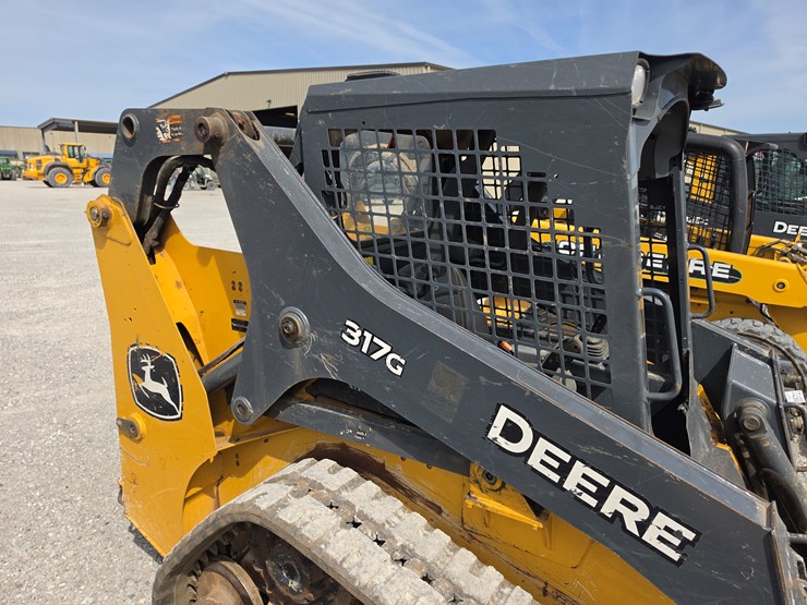 2022-deere-317g-image-13