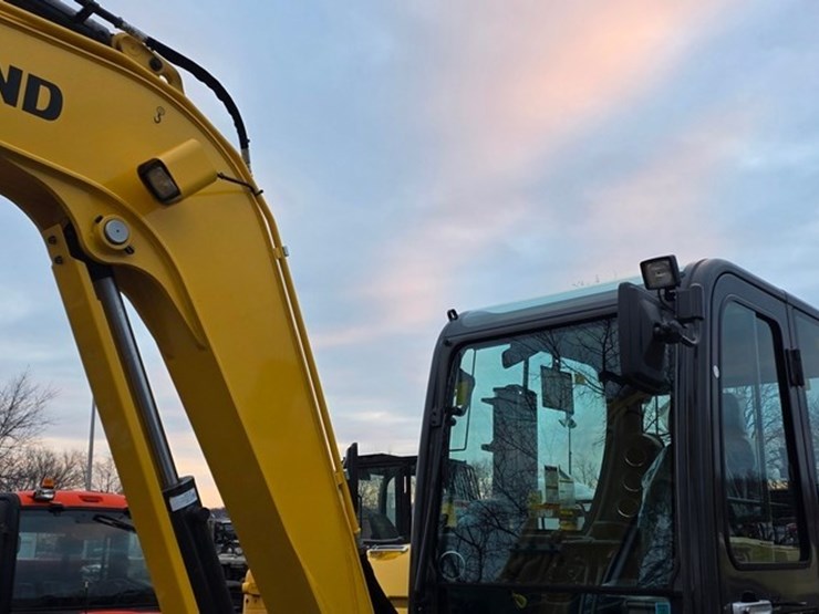 2020-new-holland-e57c-image-37