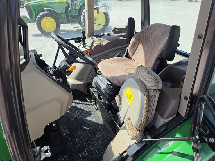 2022-john-deere-6135e-image-13