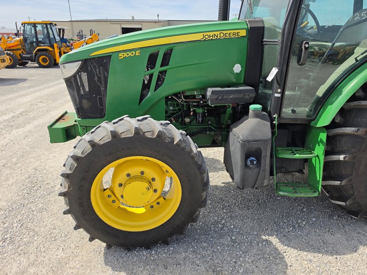 2016-john-deere-5100e-image-19