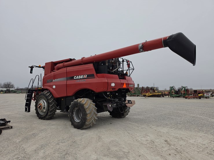 2013-case-ih-8230-image-19