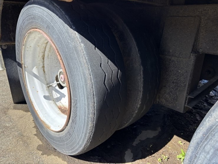 1991-columbia-tri-axle-possum-belly-chip-trailer-image-12