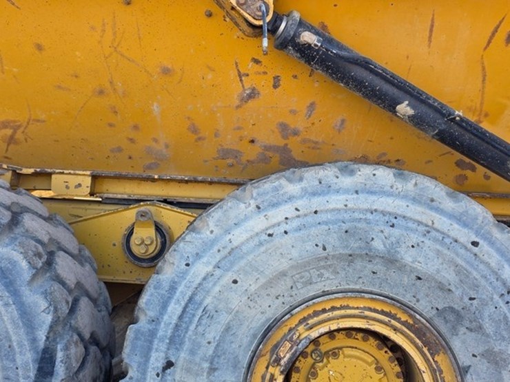 2014-caterpillar-740b-image-39