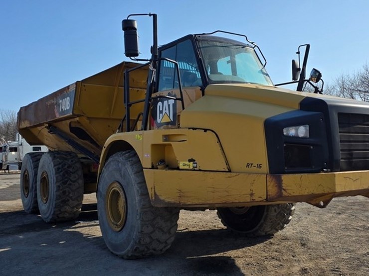 2014-caterpillar-740b-image-2