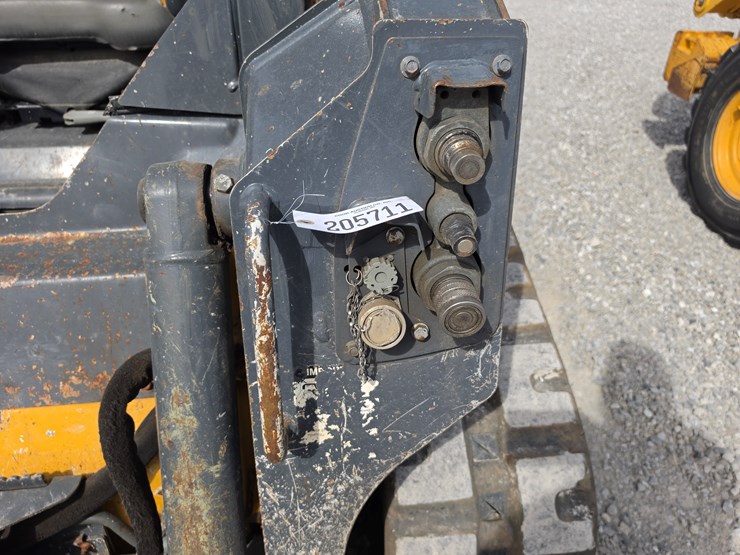 2022-deere-317g-image-6