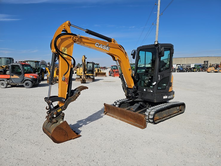 2019-case-cx37c-image-1