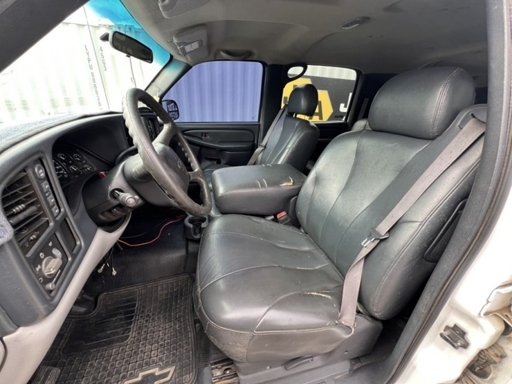 2001-chevrolet-suburban-image-23