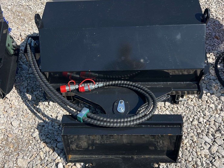 sdlanch-mini-skid-steer-hydraulic-sweeper-image-4