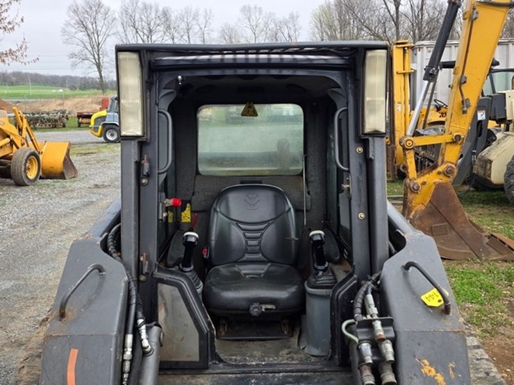 2010-new-holland-c185-image-39