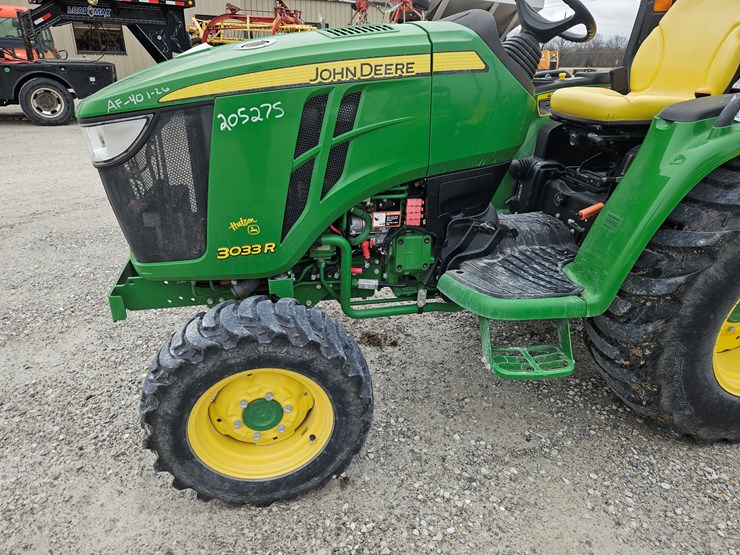2017-john-deere-3033r-image-3