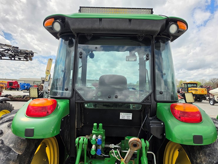 2014-john-deere-6140d-image-17