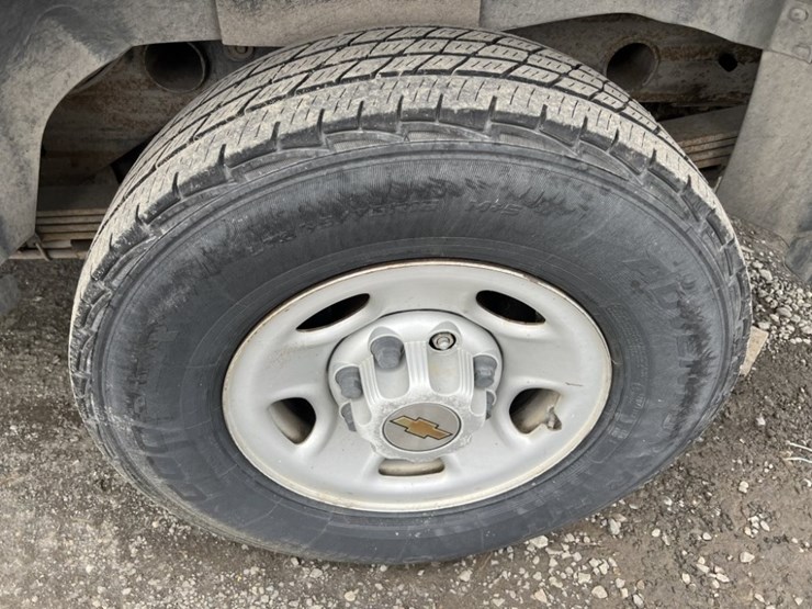 2001-chevrolet-suburban-image-16