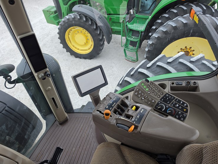 2011-john-deere-8235r-image-9