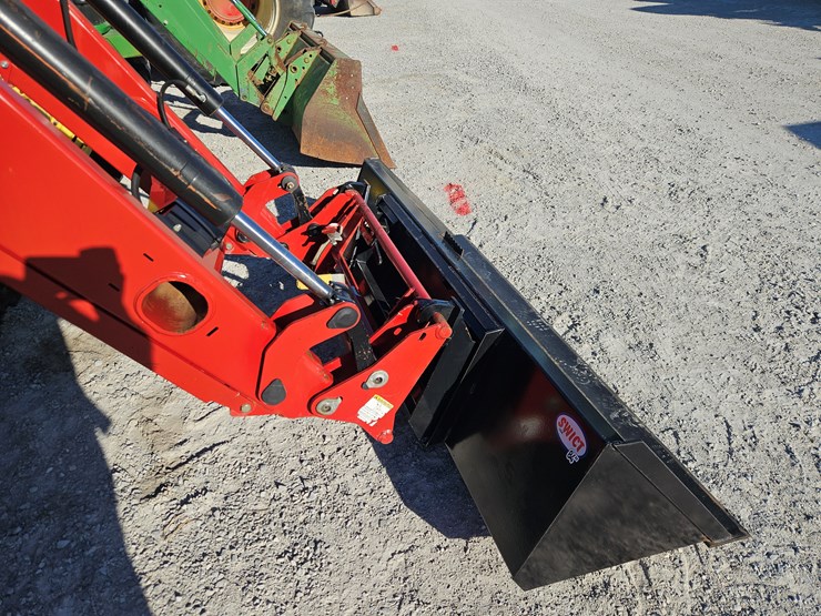 2012-case-ih-farmall-125a-image-6