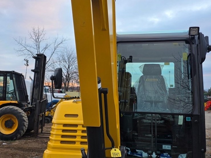 2020-new-holland-e57c-image-40