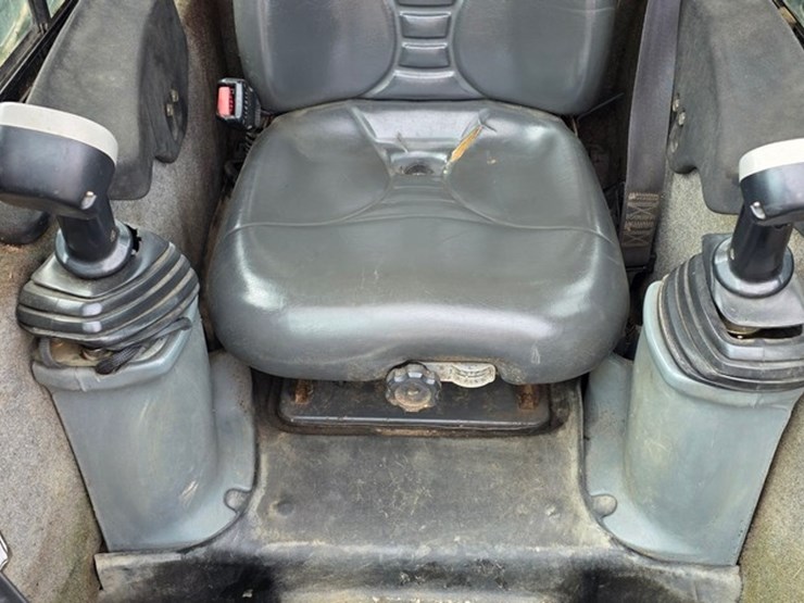 2008-new-holland-c185-image-45