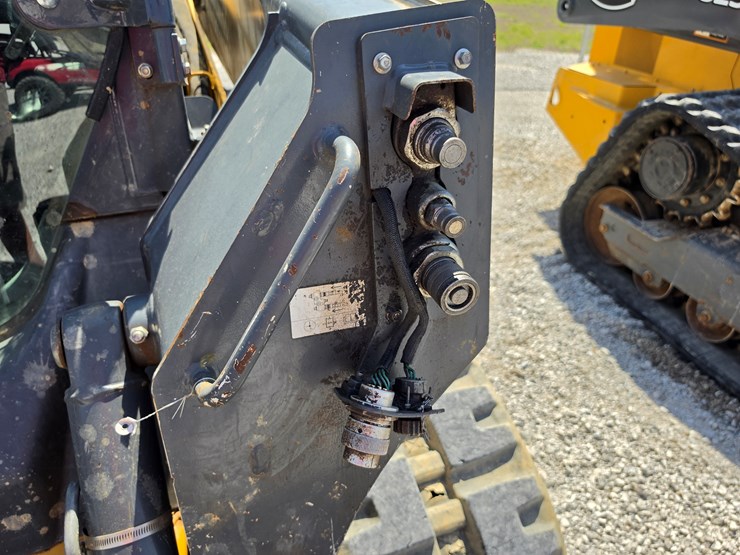 2015-deere-323e-image-6