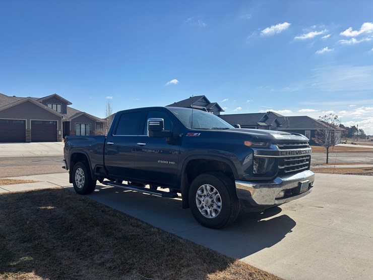 2023-chevrolet-z71-pickup-image-3