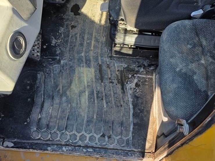 2014-caterpillar-740b-image-69