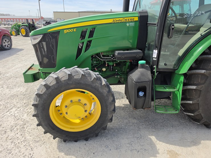 2019-john-deere-5100e-image-19