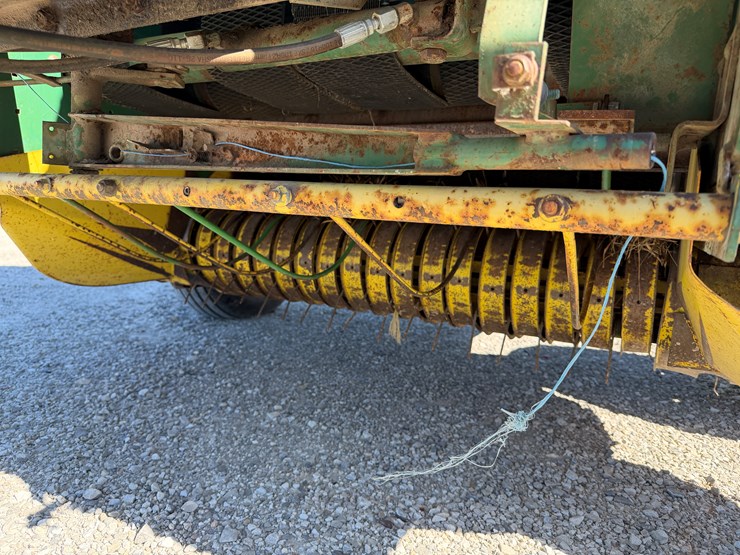 john-deere-335-image-3