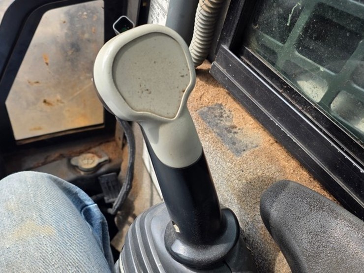 2010-new-holland-c185-image-53