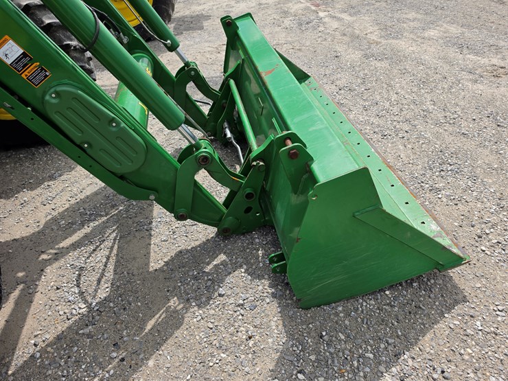 2014-john-deere-6140d-image-24
