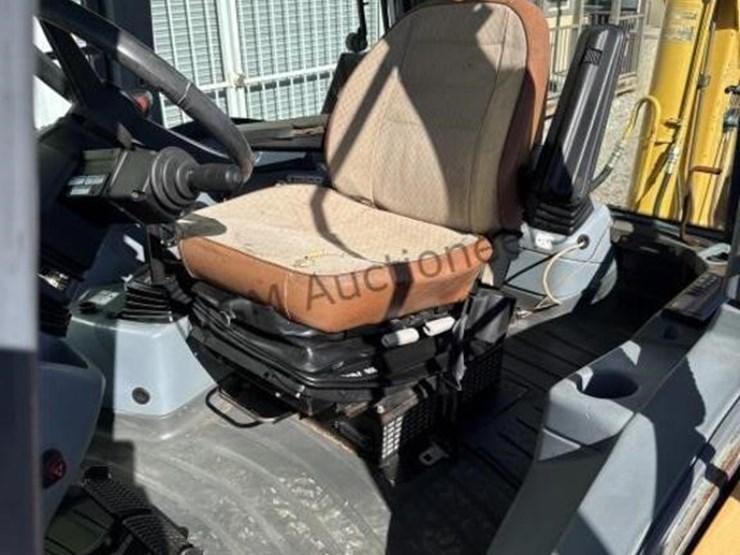 new-holland-lb115-image-41