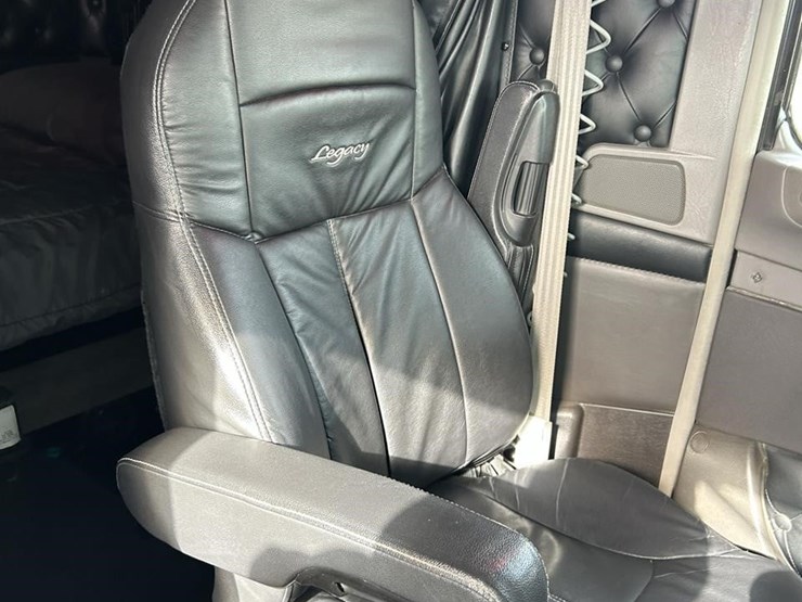 2025-kenworth-w900-image-34