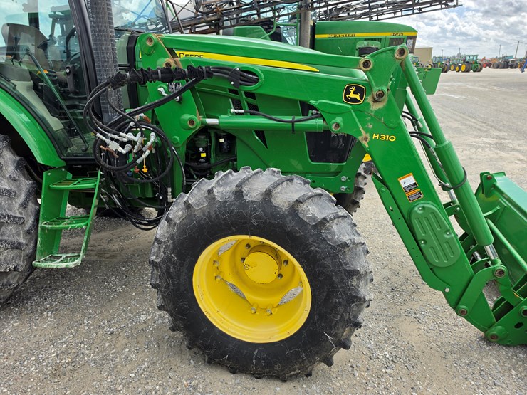 2014-john-deere-6140d-image-22