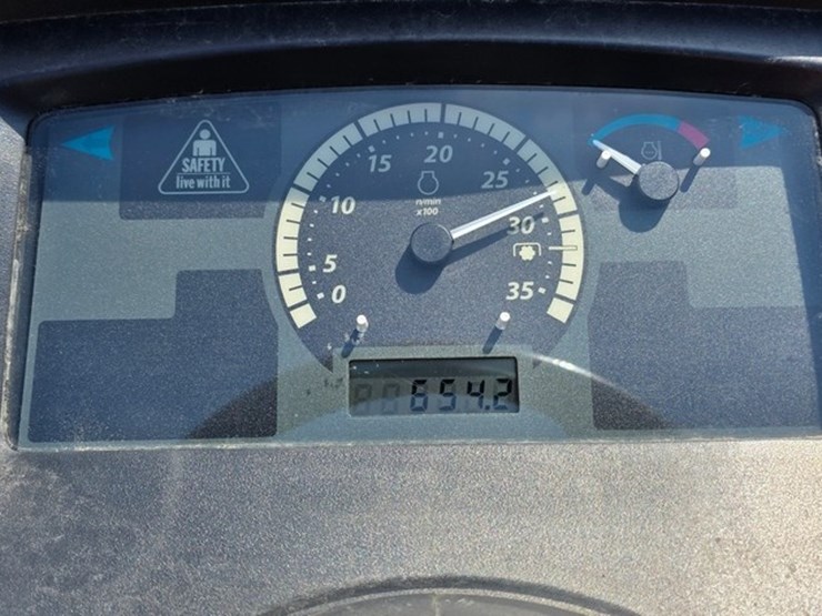 2014-john-deere-1025r-image-40