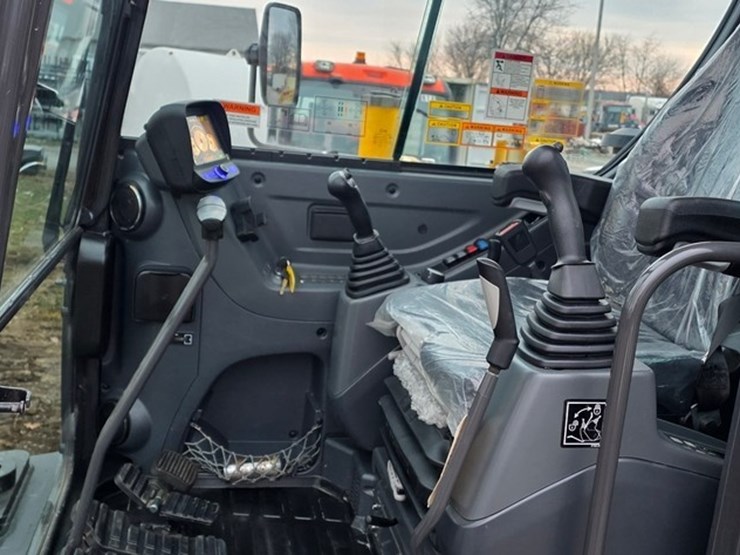 2020-new-holland-e57c-image-61