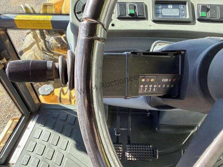 new-holland-lb115-image-52