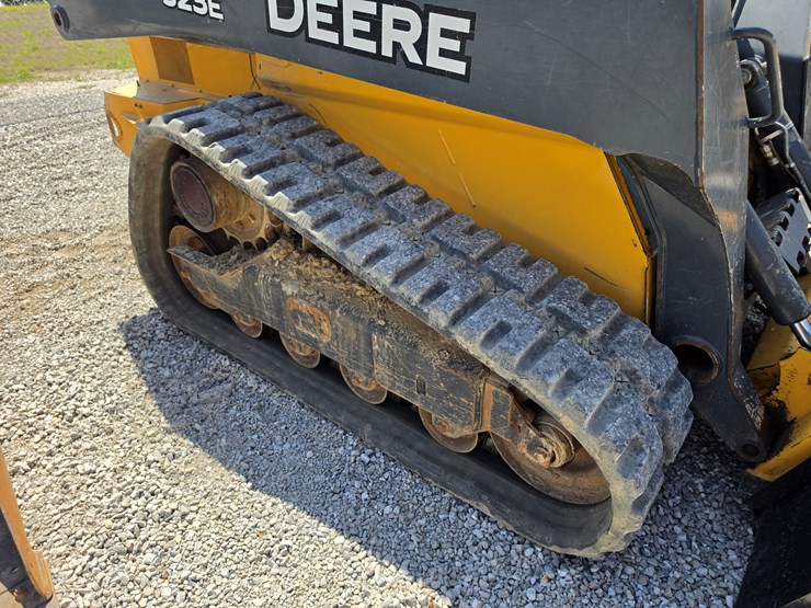 2015-deere-323e-image-22