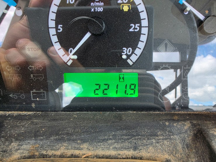 2014-john-deere-6140d-image-14