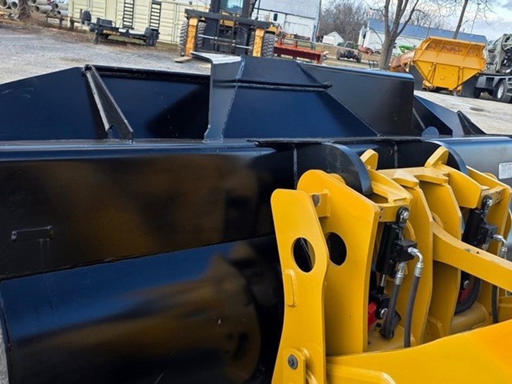 2024-caterpillar-930-image-11