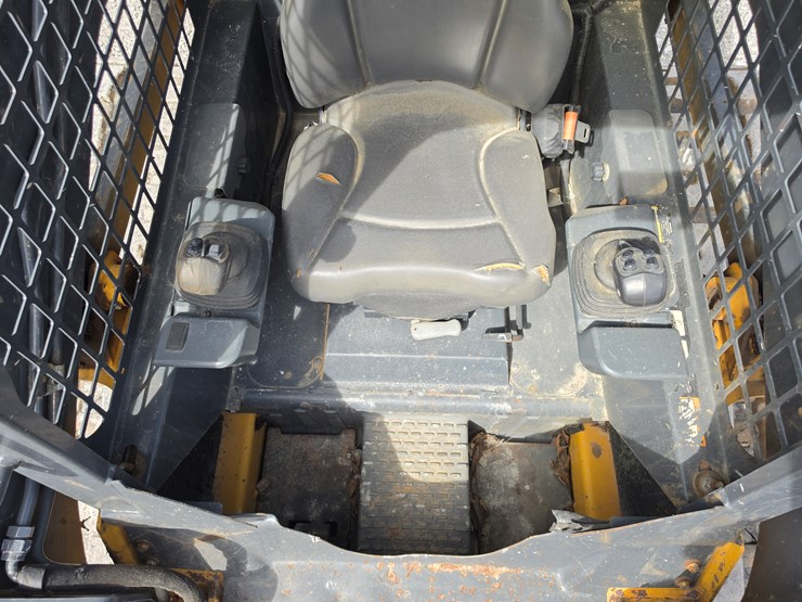 2022-deere-317g-image-9