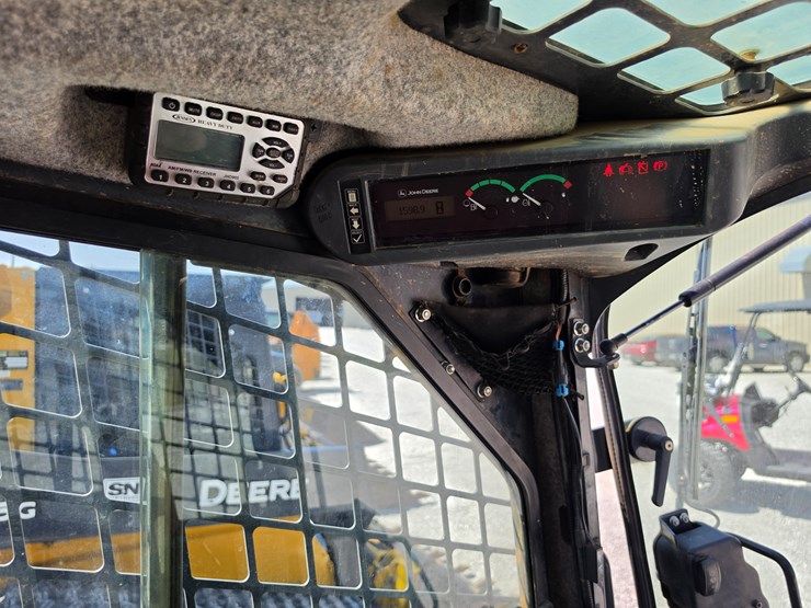 2015-deere-323e-image-10