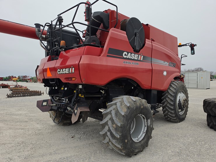 2013-case-ih-8230-image-24
