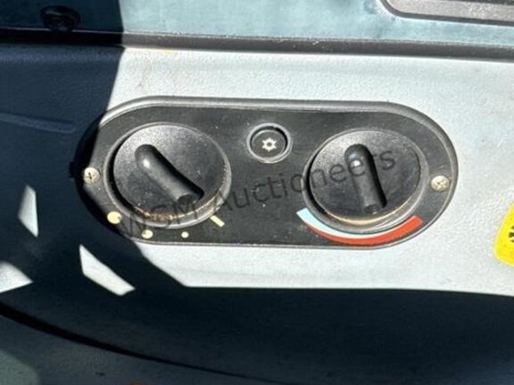 new-holland-lb115-image-49