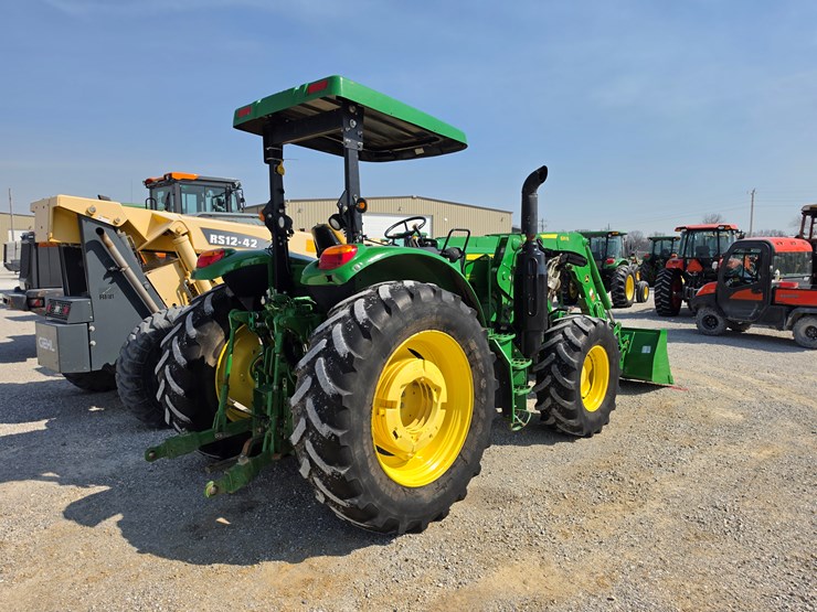 2017-john-deere-6110m-image-10