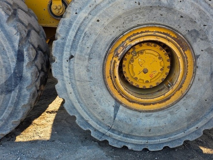 2014-caterpillar-740b-image-38