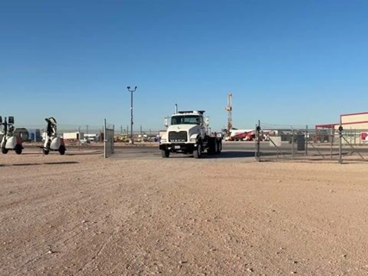 2009-mack-granite-gu713-image-1