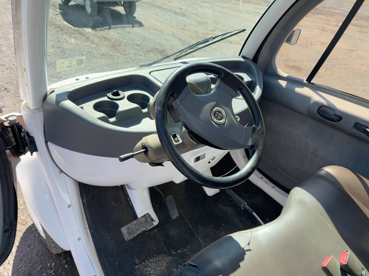 2010-gem-electric-vehicle-image-13