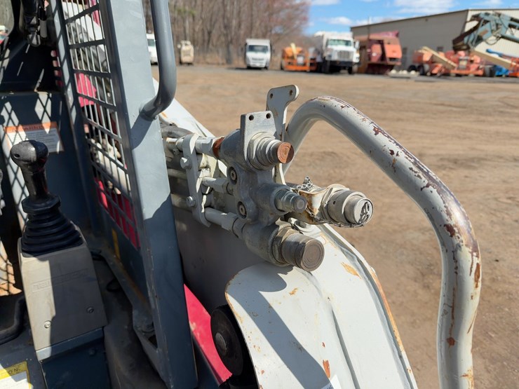 2013-takeuchi-tl230-image-10